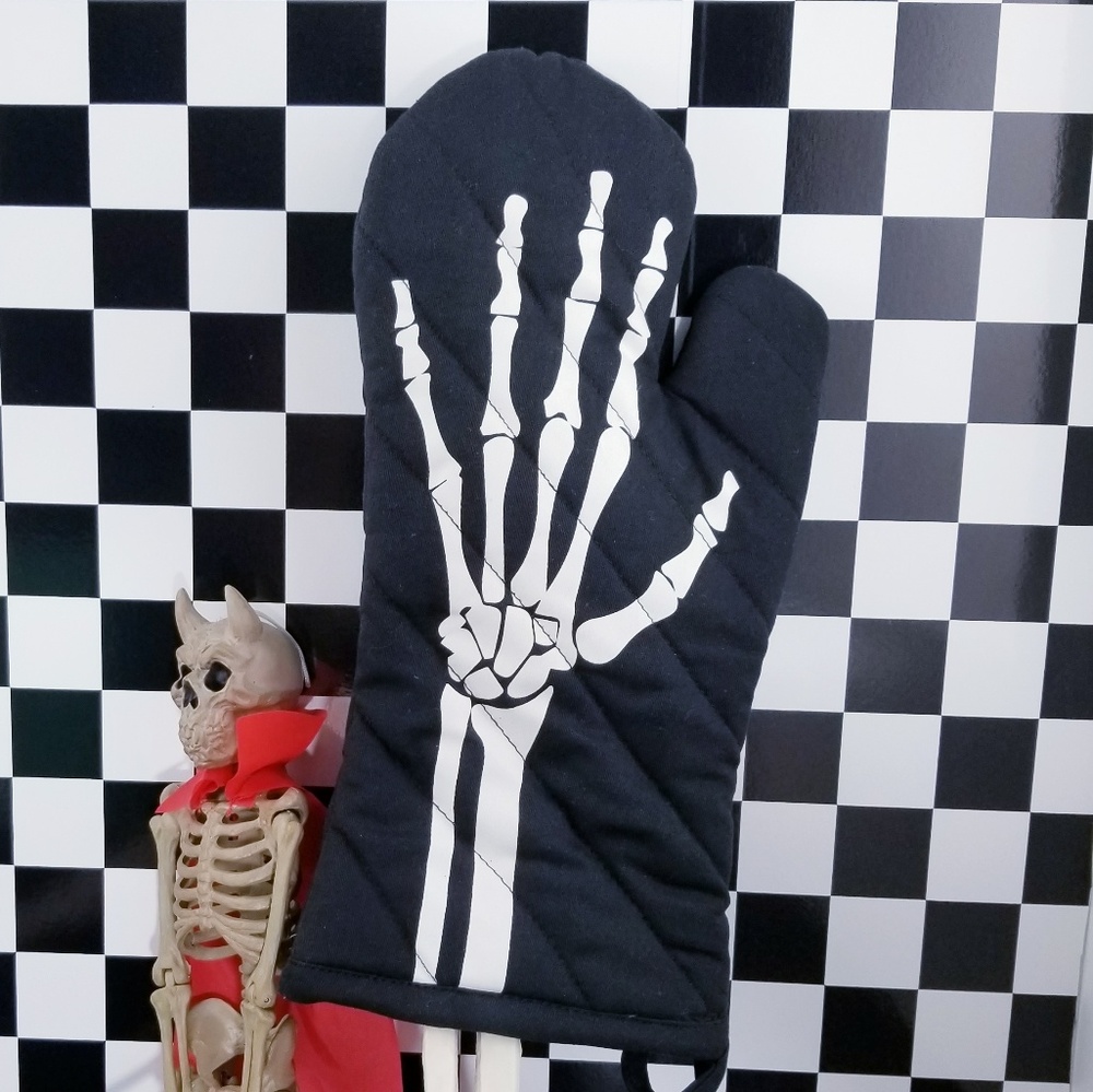 NWOT Skelly Oven Mit